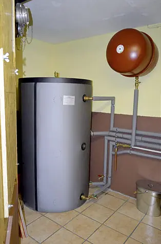 Großer Pufferspeicher für effiziente Heizungs- und Warmwasserbereitung