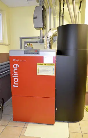 Moderne Fröling Pelletheizung mit Pufferspeicher im Heizungsraum