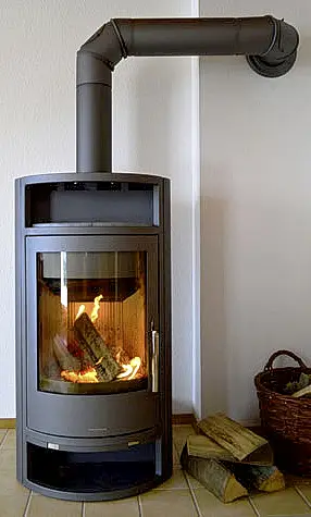Moderner Kaminofen mit Sichtfenster und brennendem Holzfeuer