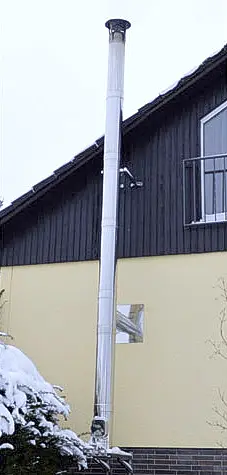 Edelstahl-Schornstein für moderne Holzheizung an einem Einfamilienhaus