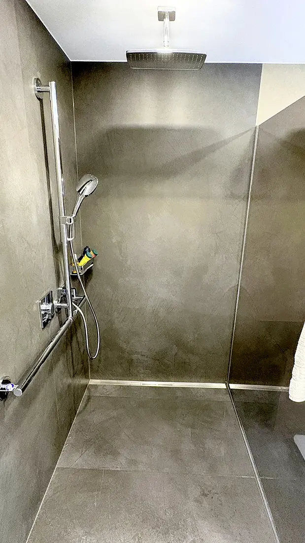 Bodengleiche barrierefreie Dusche mit Regendusche und Haltegriff