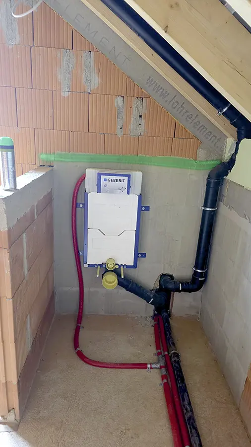 Sanitär-Rohinstallation mit Geberit Vorwandelement und Abwasserleitungen im Neubau